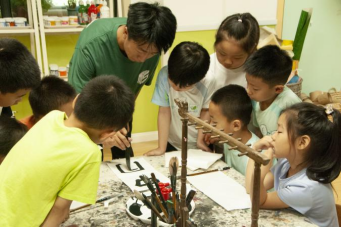 暑期三下鄉(xiāng) | 陜西藝術(shù)職業(yè)學(xué)院美術(shù)與設(shè)計(jì)學(xué)院開展“七彩童年”志愿服務(wù)活動